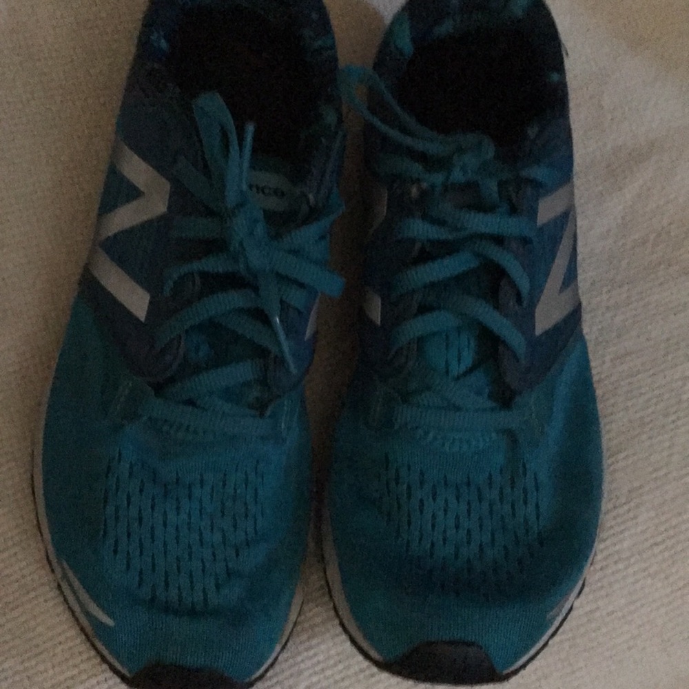 New balance tennis shoe